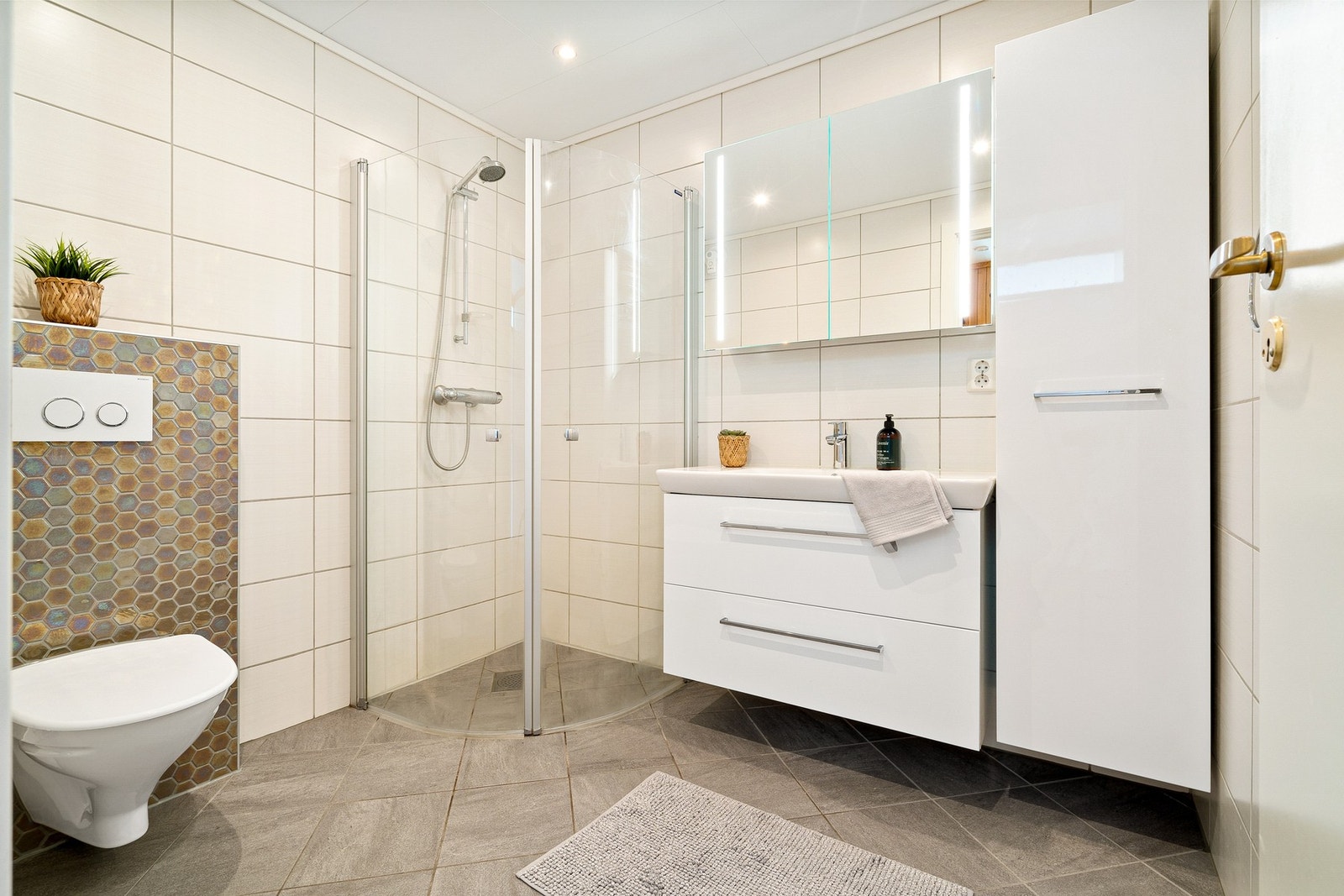 Badet i 3. etasje er utstyrt med bl.a. klosett, dusjhjørne og servant. Galleribilde