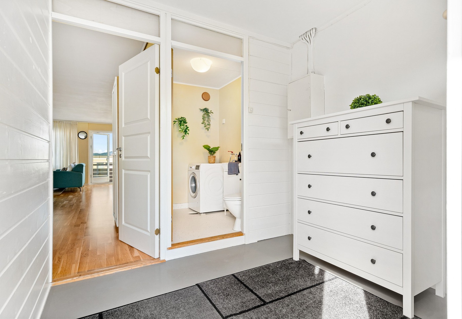 Lys og romslig entré på 5 kvm med direkte adkomst til vaskerommet. Galleribilde