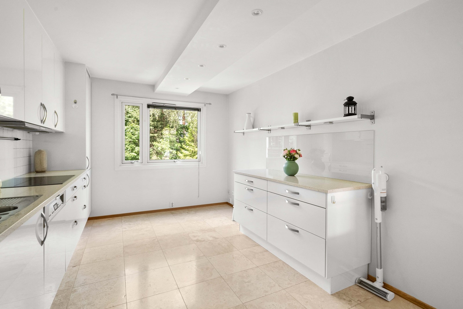 Deler av taket er nedsenket med downlights. Benkeplater er av sten Galleribilde