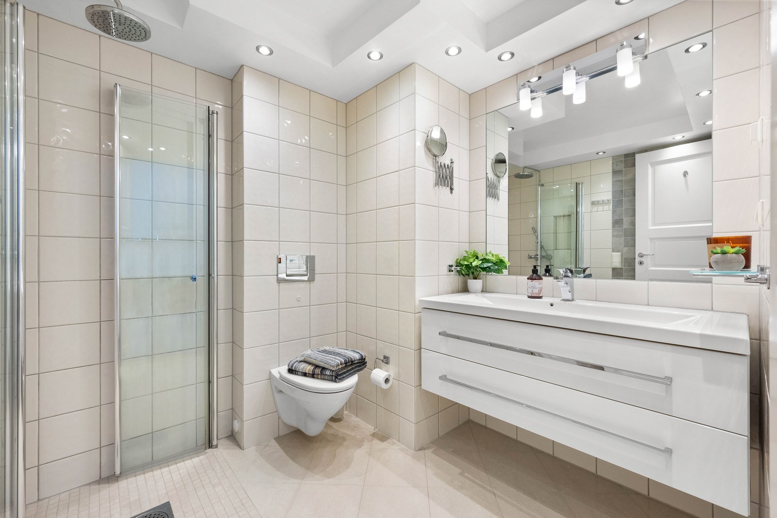 Pent og flislagt baderom fra 2007 med gulvvarme og downlights Galleribilde
