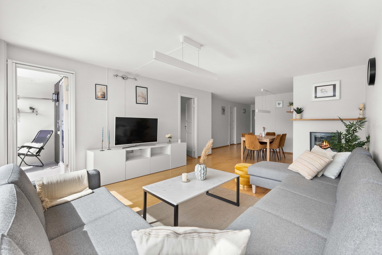 Lys og romslig stue med svært gode møbleringsmuligheter. Plass til både langbord, sofagrupper samt vitrine-/oppbevaringsskap Galleribilde