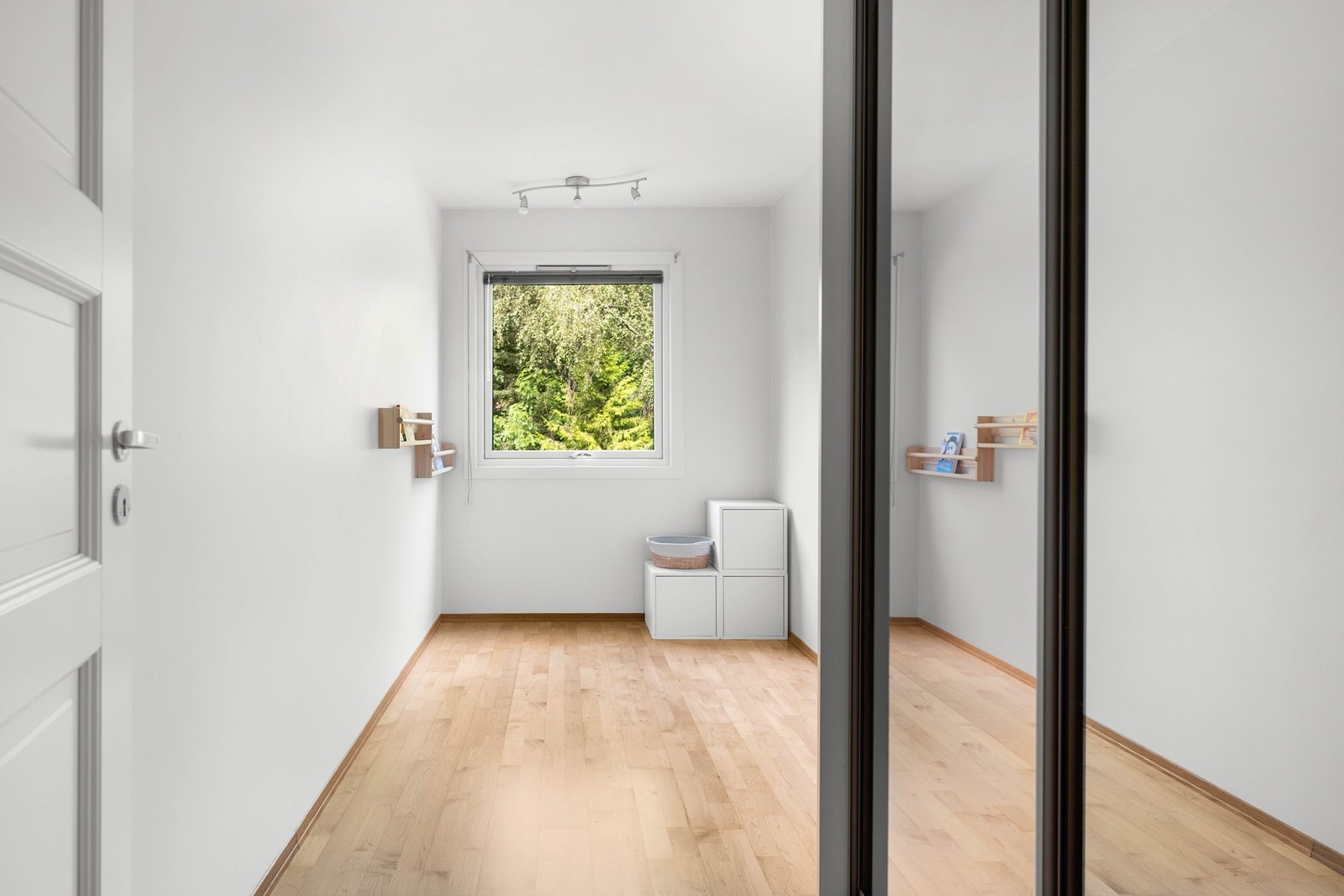 Soverom 2 med integrerte garderobeløsning. Rommet har god plass til både seng og arbeidspult Galleribilde