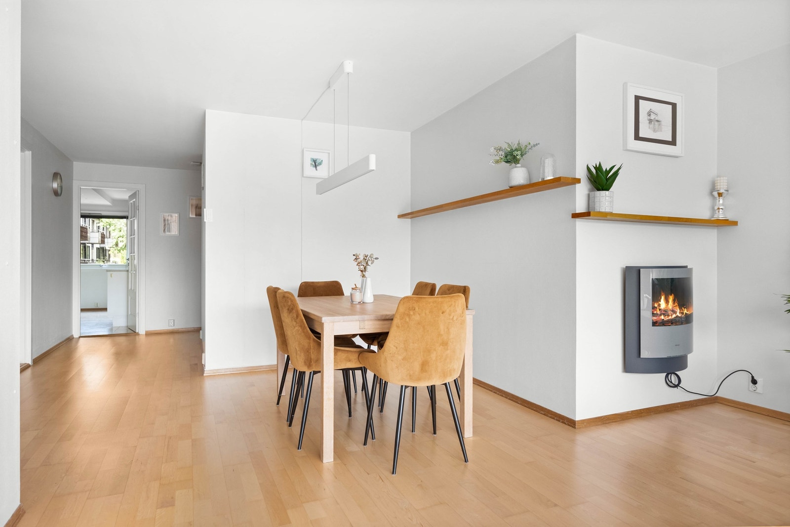 Spisestuedelen har god plass til langbord for flere gjester Galleribilde