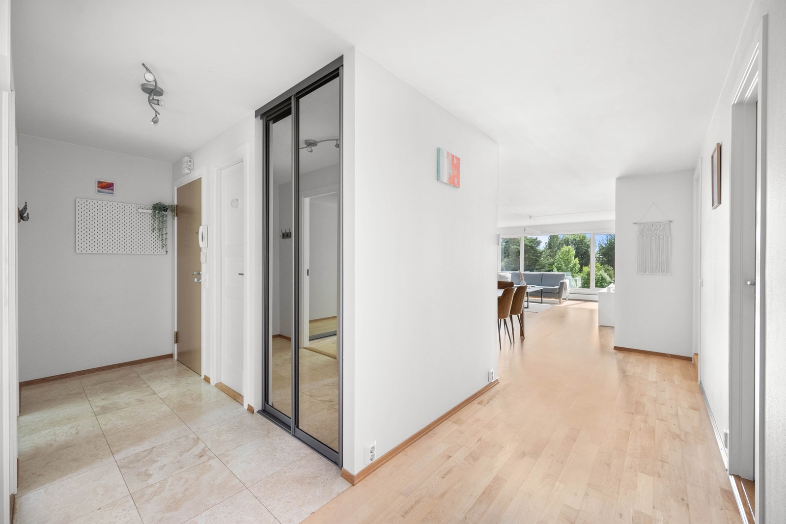 Luftig entrè med flislagt gulv og integrerte garderobeskap. Fra gangen er det tilgang på enda en innvendig bod til lagring. Det medfølger også 1 bod i felles underetasje Galleribilde