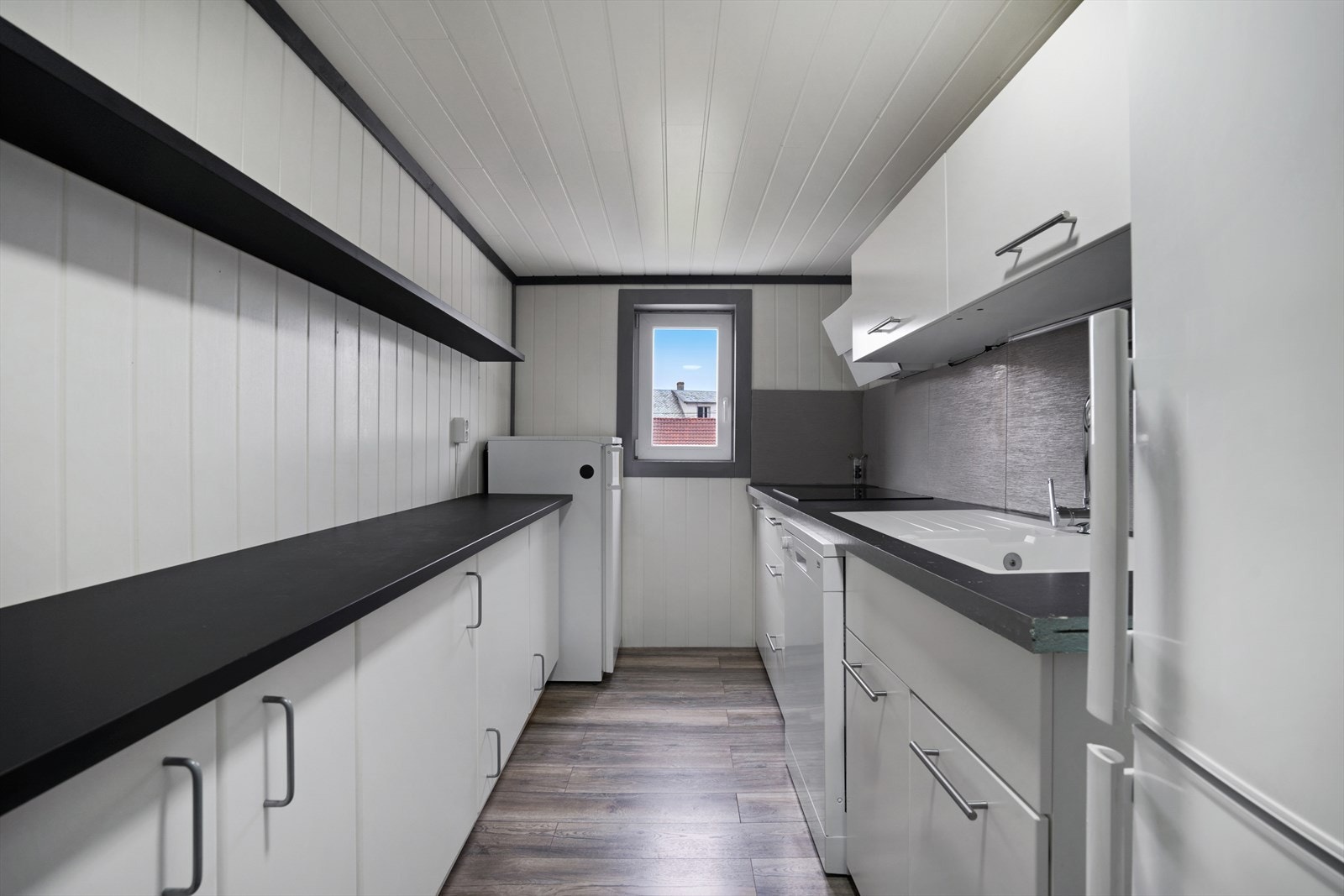 Pen og lys kjøkkeninnredning m/ god skap- og benkeplass. Galleribilde