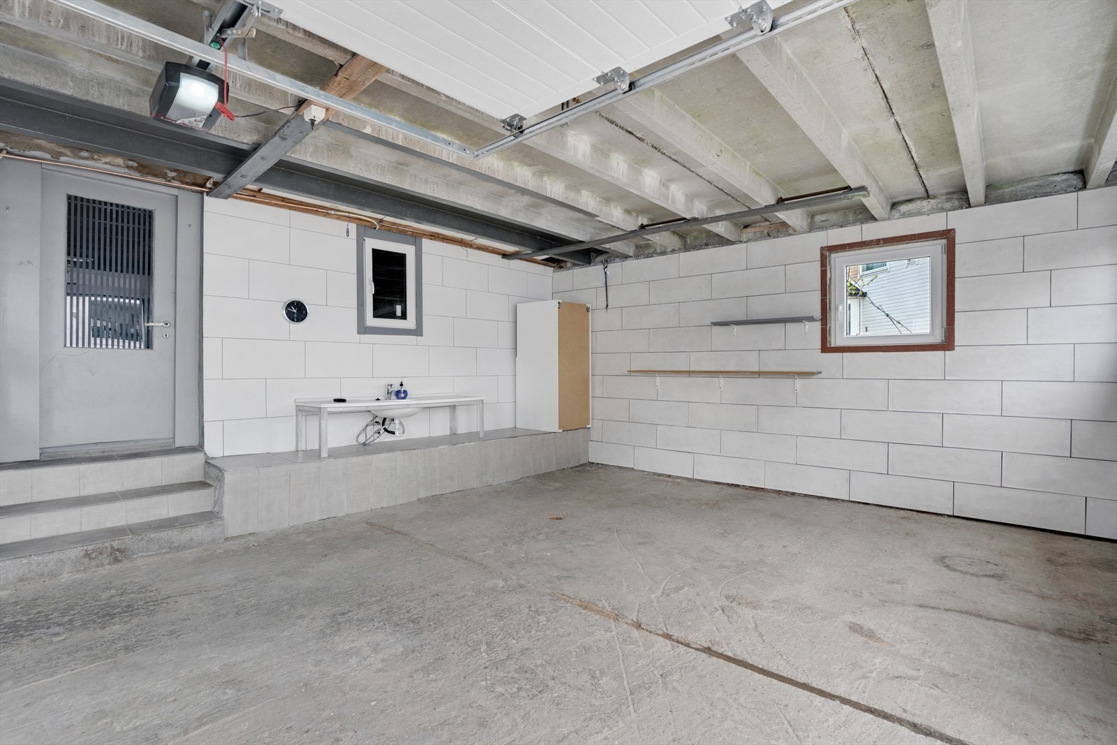 Her har en god plass til oppbevaring og arbeidsbenk. Satt opp benk m/servant på vegg. Galleribilde