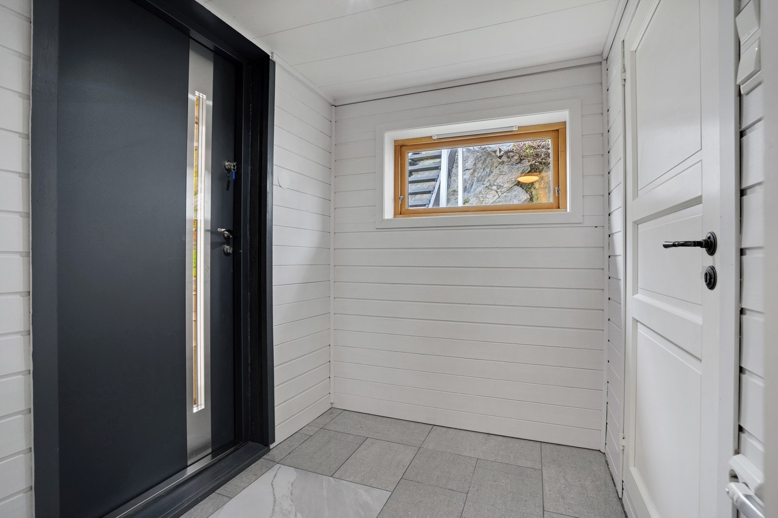 Kjekk entrè med plass til oppheng av yttertøy og sko. Galleribilde