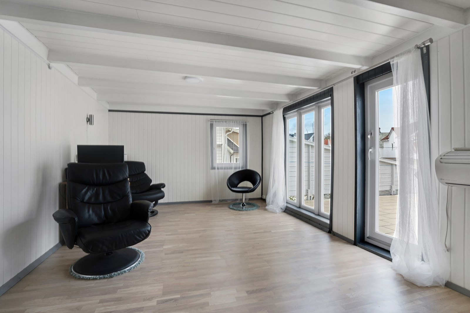 Her har en god plass til sittegruppe og store vindusflater som gir godt med naturlig lysinnslipp. Galleribilde