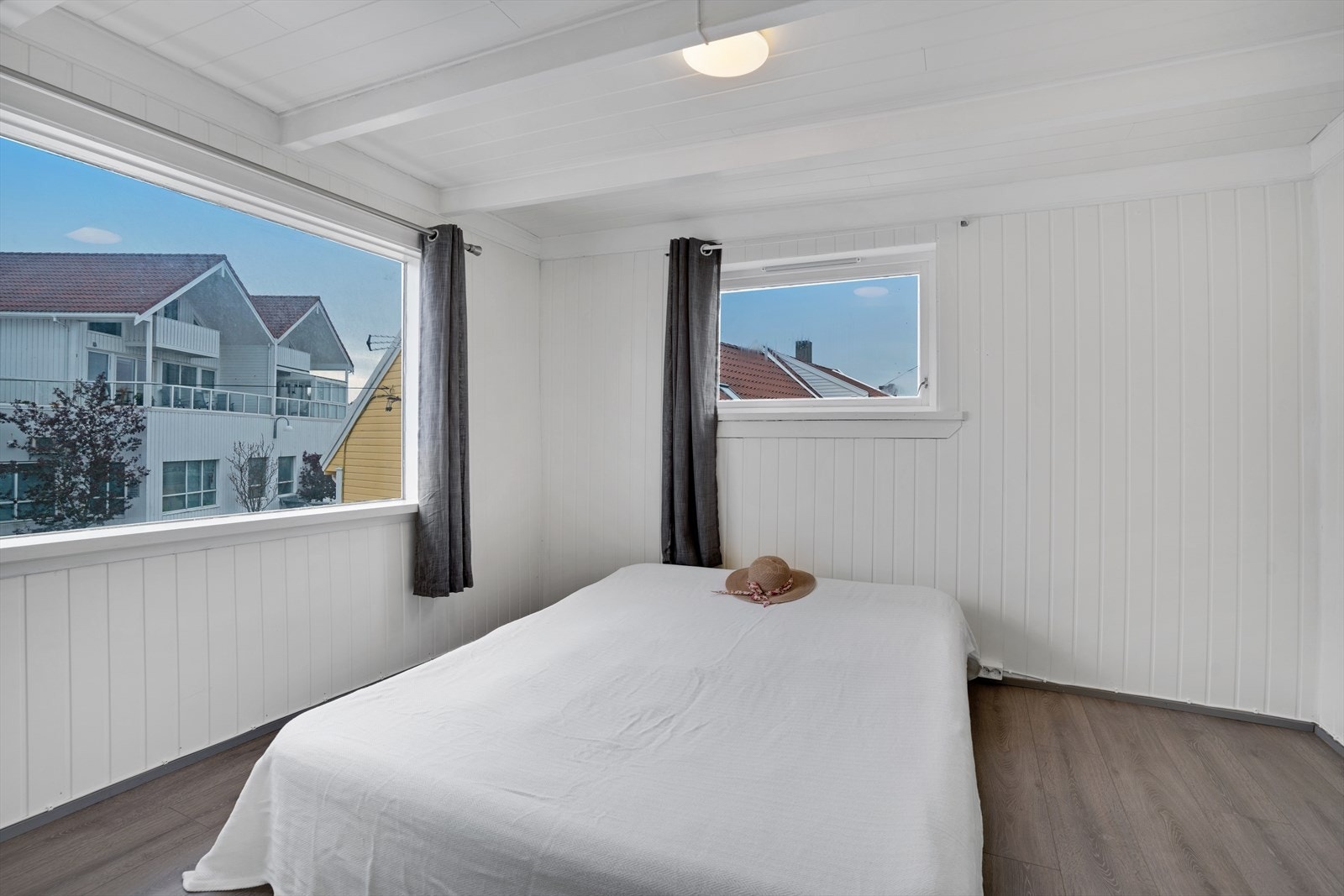 Romslig soverom med god plass til stor seng. Galleribilde