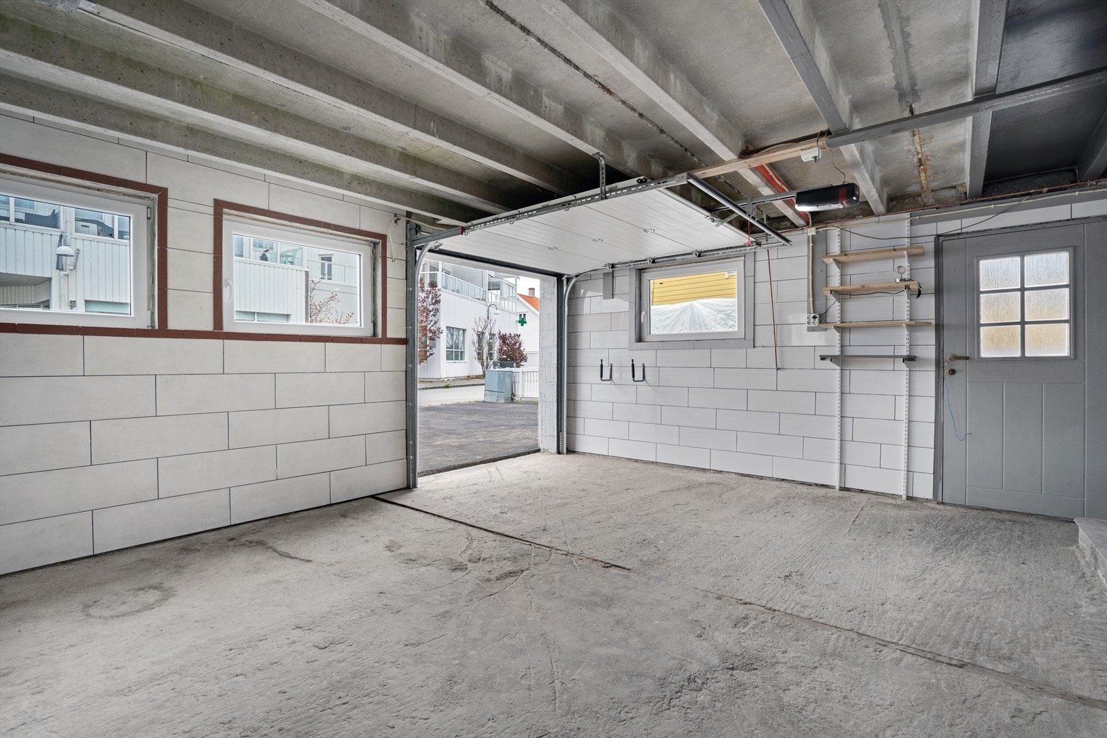 Innebygd garasje m/elektrisk portåpner. Galleribilde