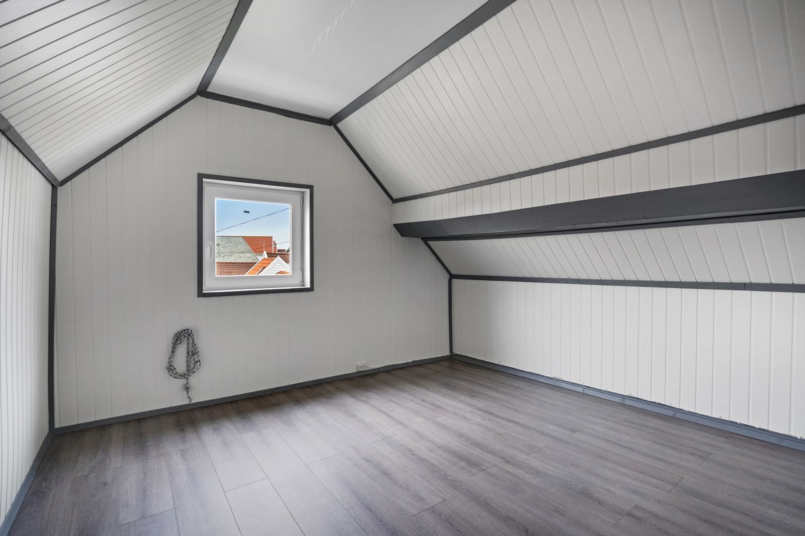 Soverom av god størrelse m/ nytt gulv og panel. Branntau på vegg. Galleribilde
