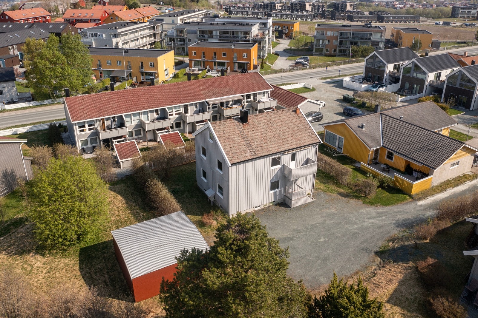 Boligen har en skjermet plassering og stor gårdsplass Galleribilde