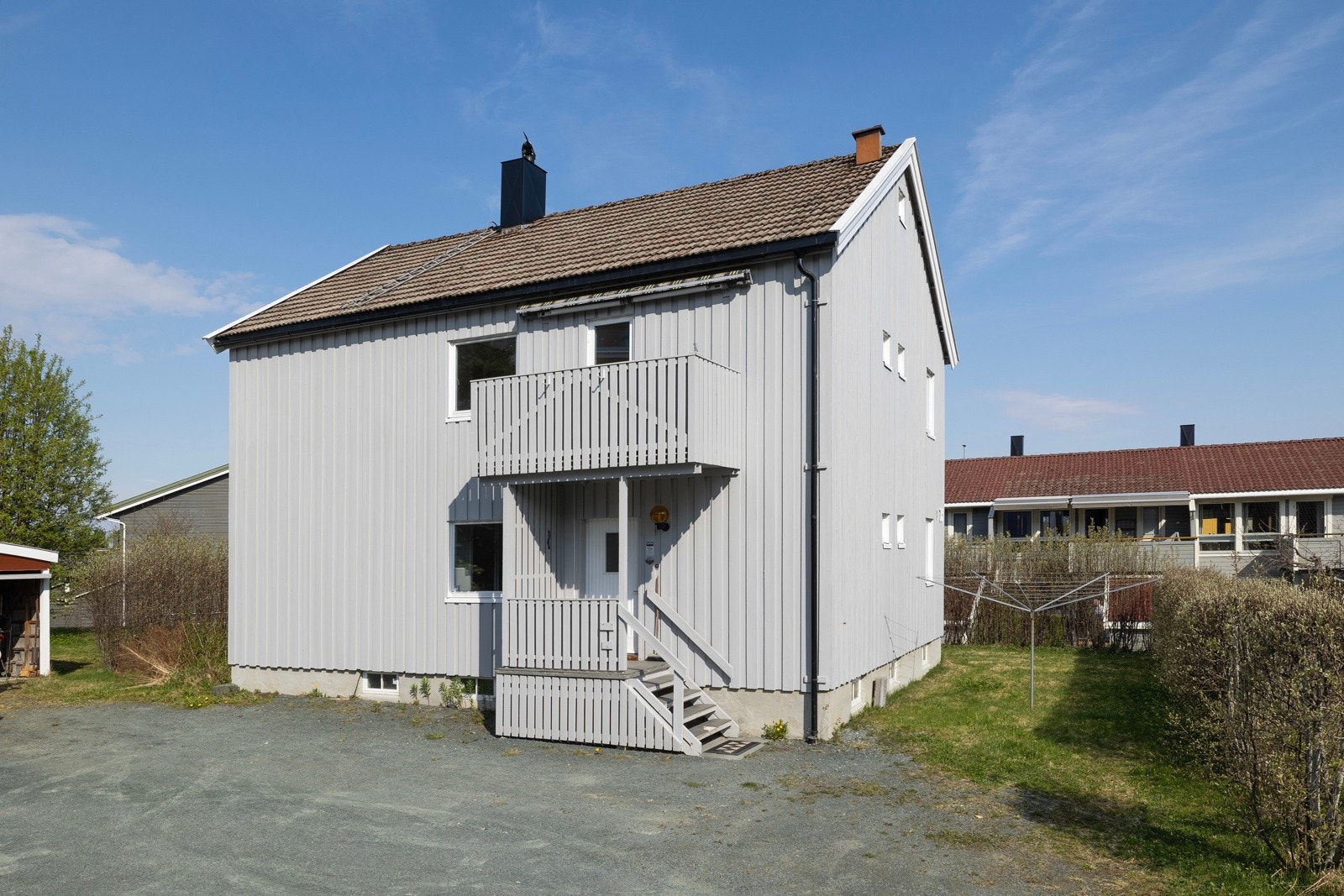En stor tomannsbolig med populær beliggenhet og stort potensiale Galleribilde