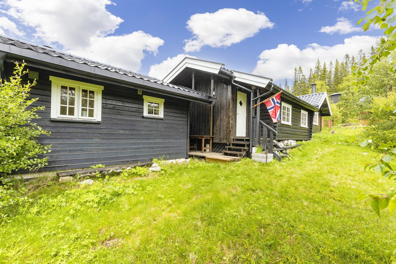 Tilbygget er koblet til hovedhytta med takoverbygg Galleribilde