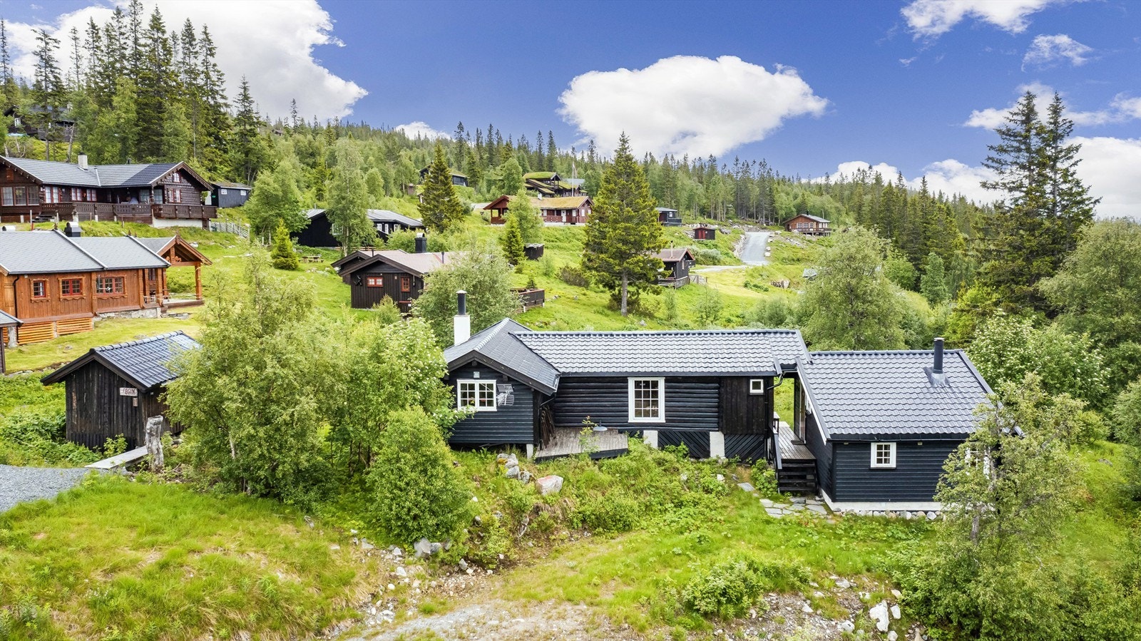 Opprinnellig tømmerdel fra 1906 som ble tilbygget i 1986. Generasjonsdelen ble tilbygget i 2011. Galleribilde