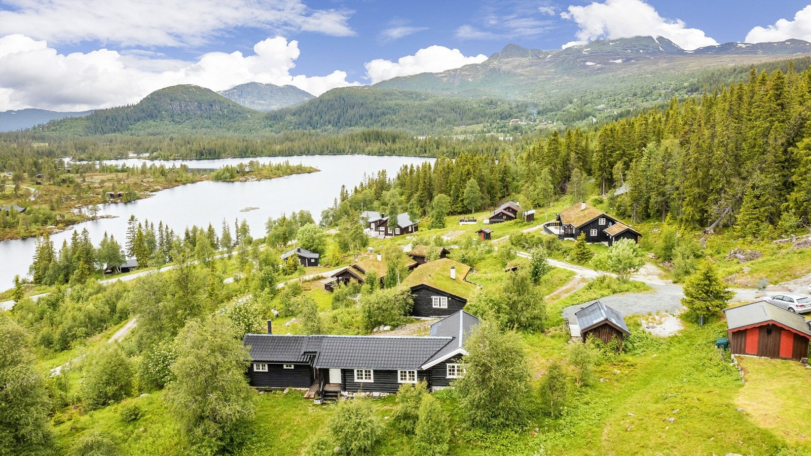 Det er også en sti fra hytta ned til Toskjær med bademuligheter Galleribilde