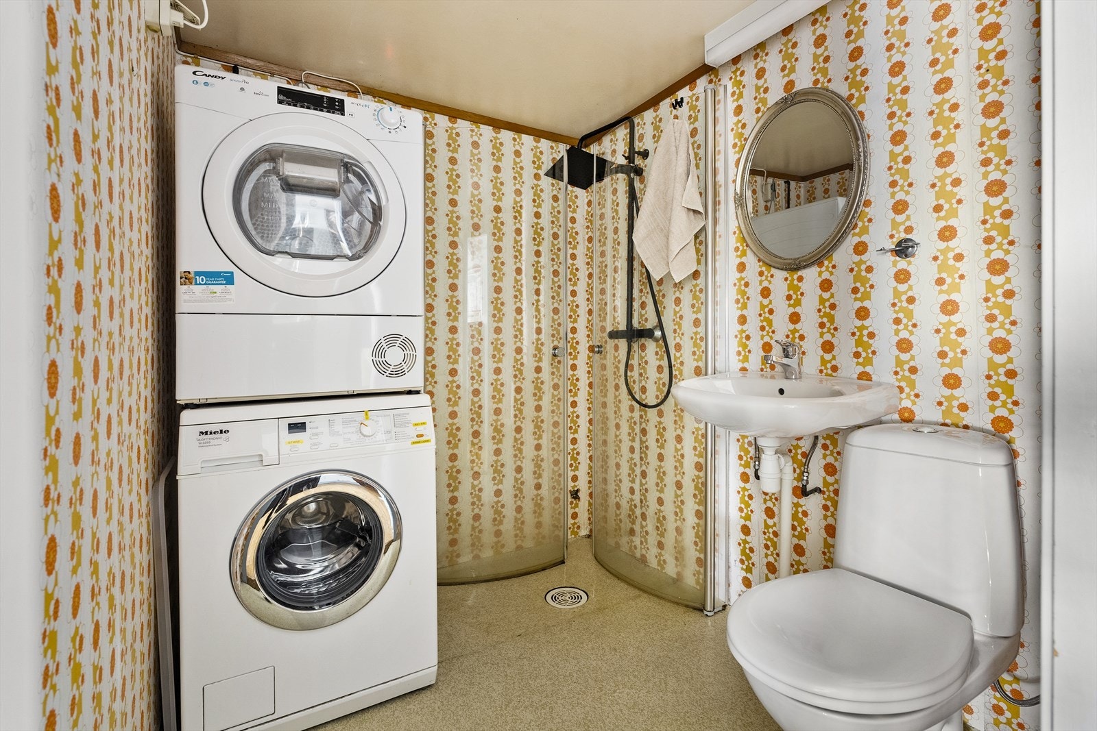 Badet har dusjhjørne, wc og servant, samt opplegg for vaskemaskin. Galleribilde