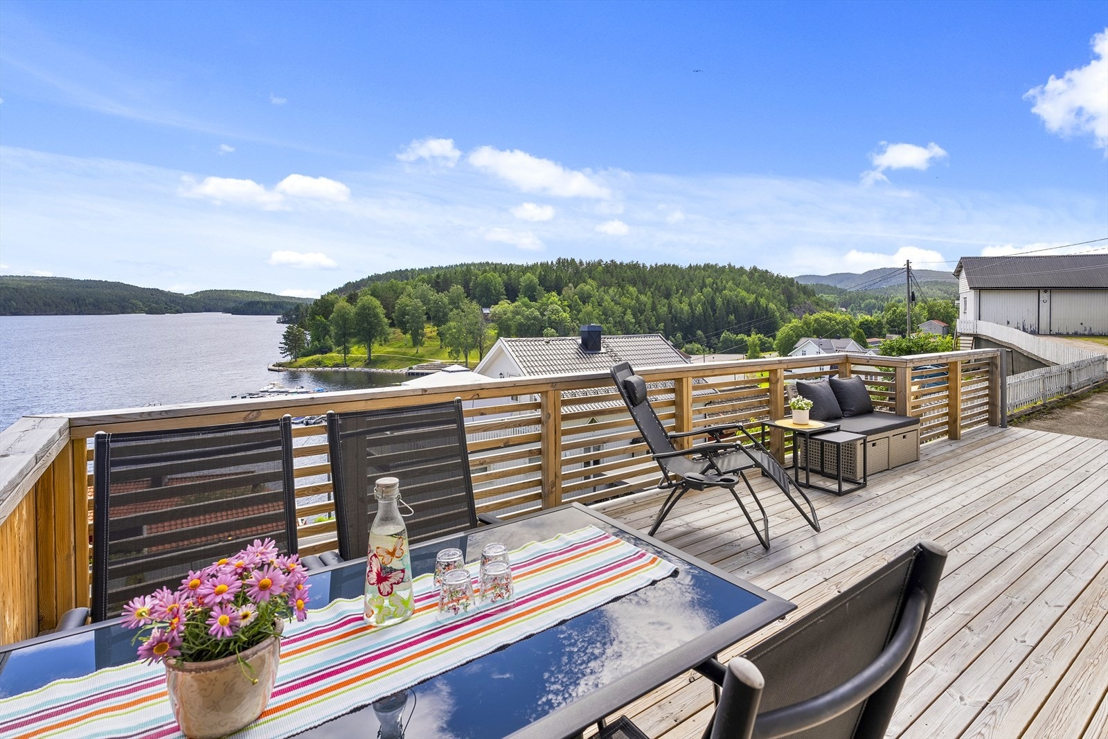 Sørøst for boligen er det en veranda med sol hele dagen og flott utsikt. Galleribilde