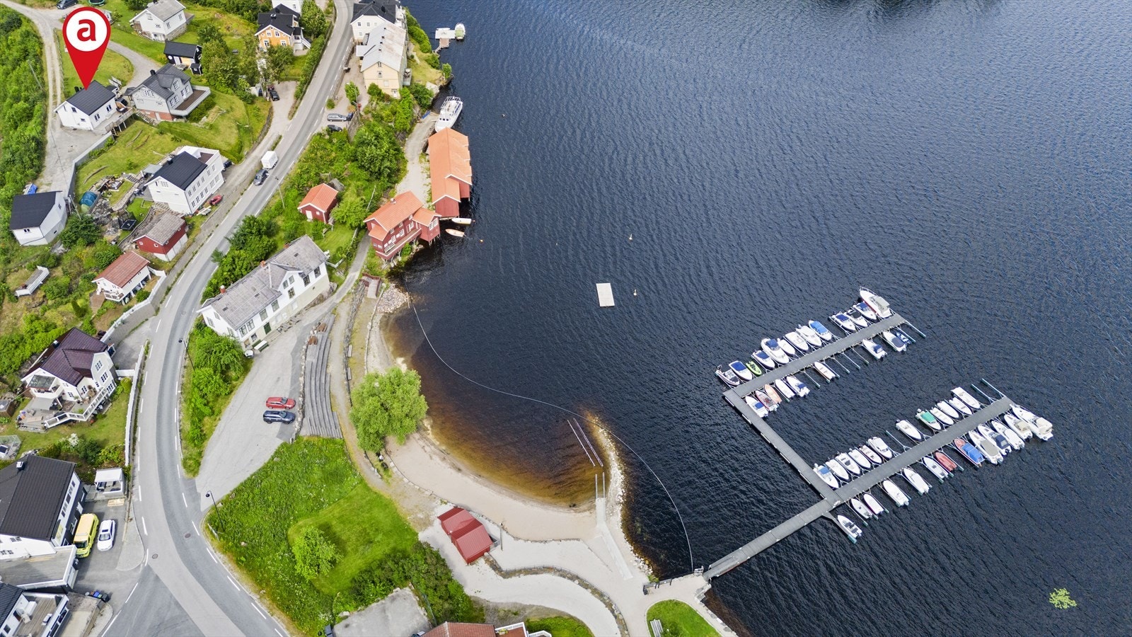 Stemmenveien 32 ligger i Drangedal sentrum med kort avstand til dagligvareforretninger, togforbindelse til Oslo og Kristiansand, butikker og ikke minst fine bademuligheter i Drangedals største innsjø - Toke. Galleribilde