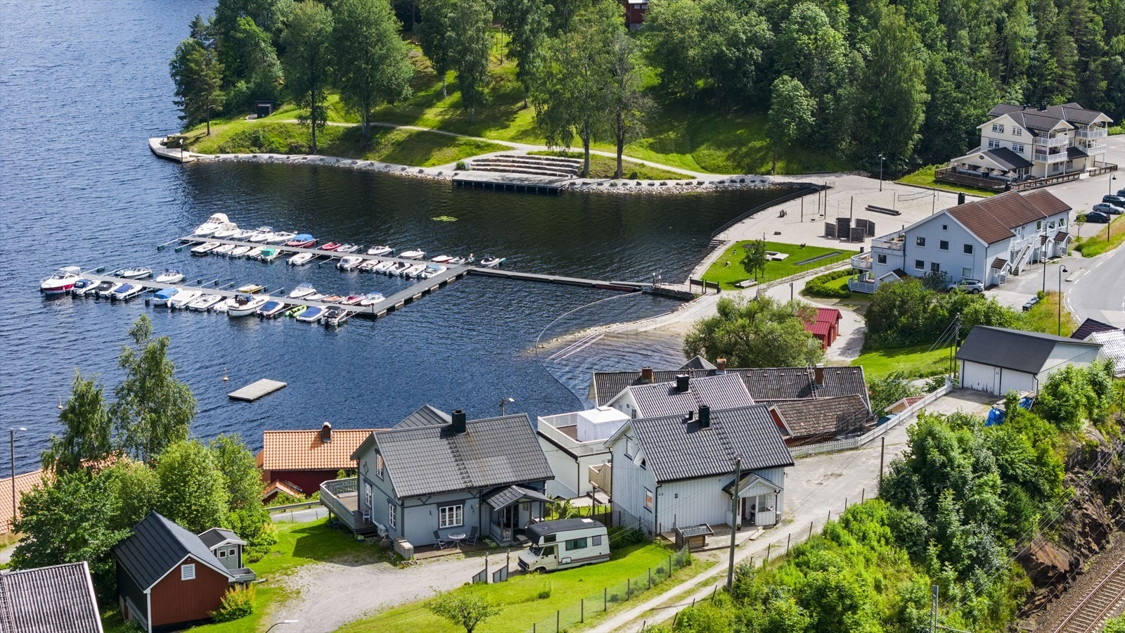 Sentrumsnær enebolig med garasje, gode solforhold og utsikt til Toke! Galleribilde