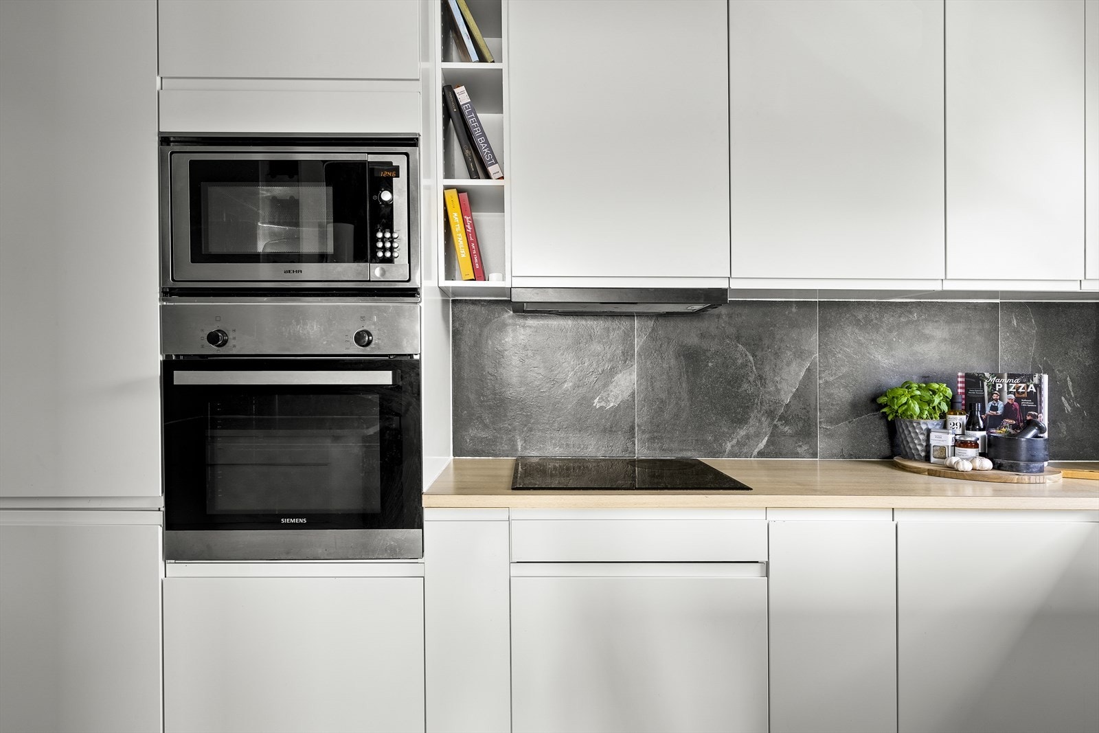 Her er det integrert stekeovn, mikrobølgeovn og platetopp. Galleribilde