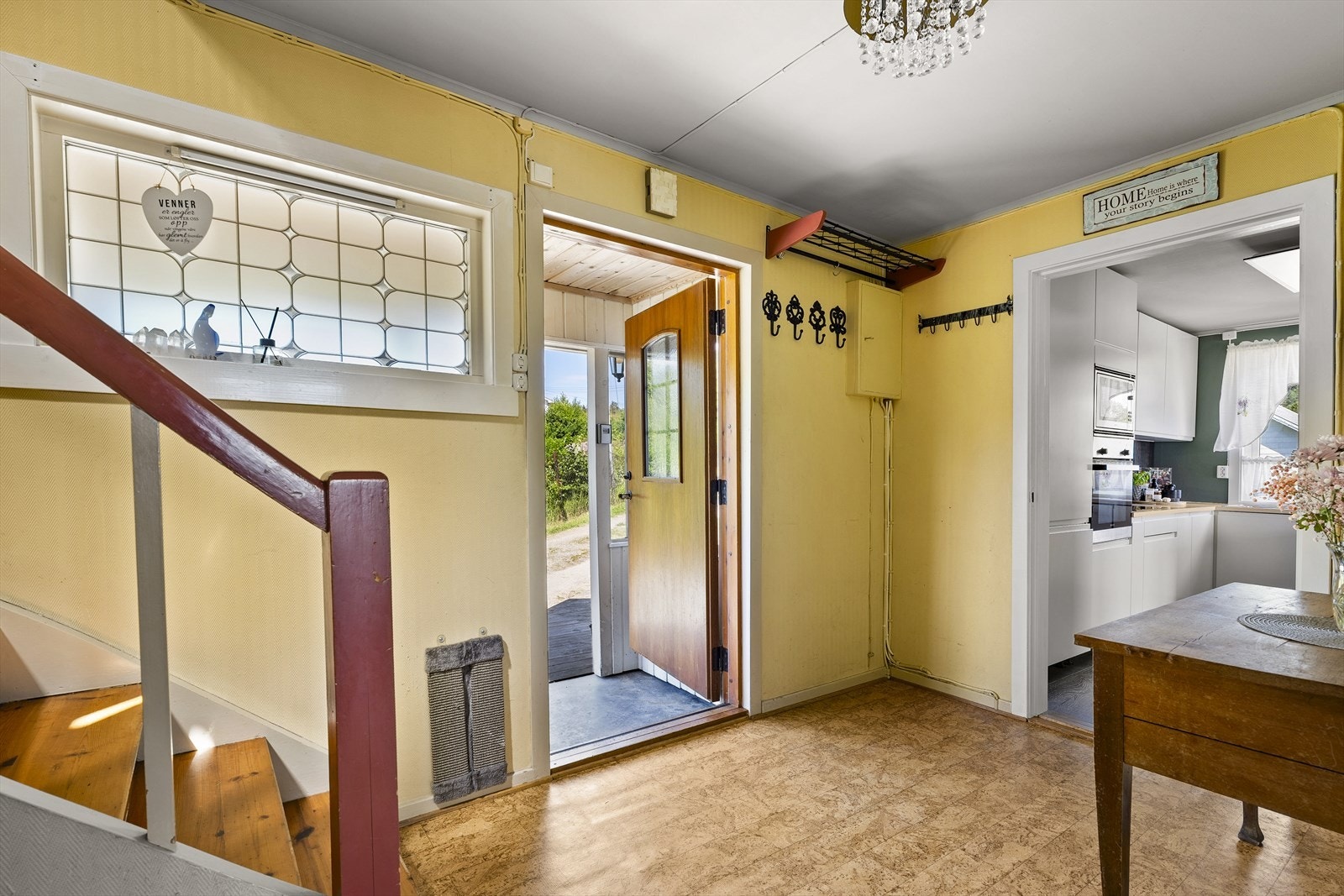 Eneboligen går over 2 plan og inneholder: Hall, trapperom, kjøkken, stue/spisestue, bad og 3 soverom. I tillegg er det en kjeller med kjellerstue, bad/vaskerom, teknisk rom og bod. Galleribilde