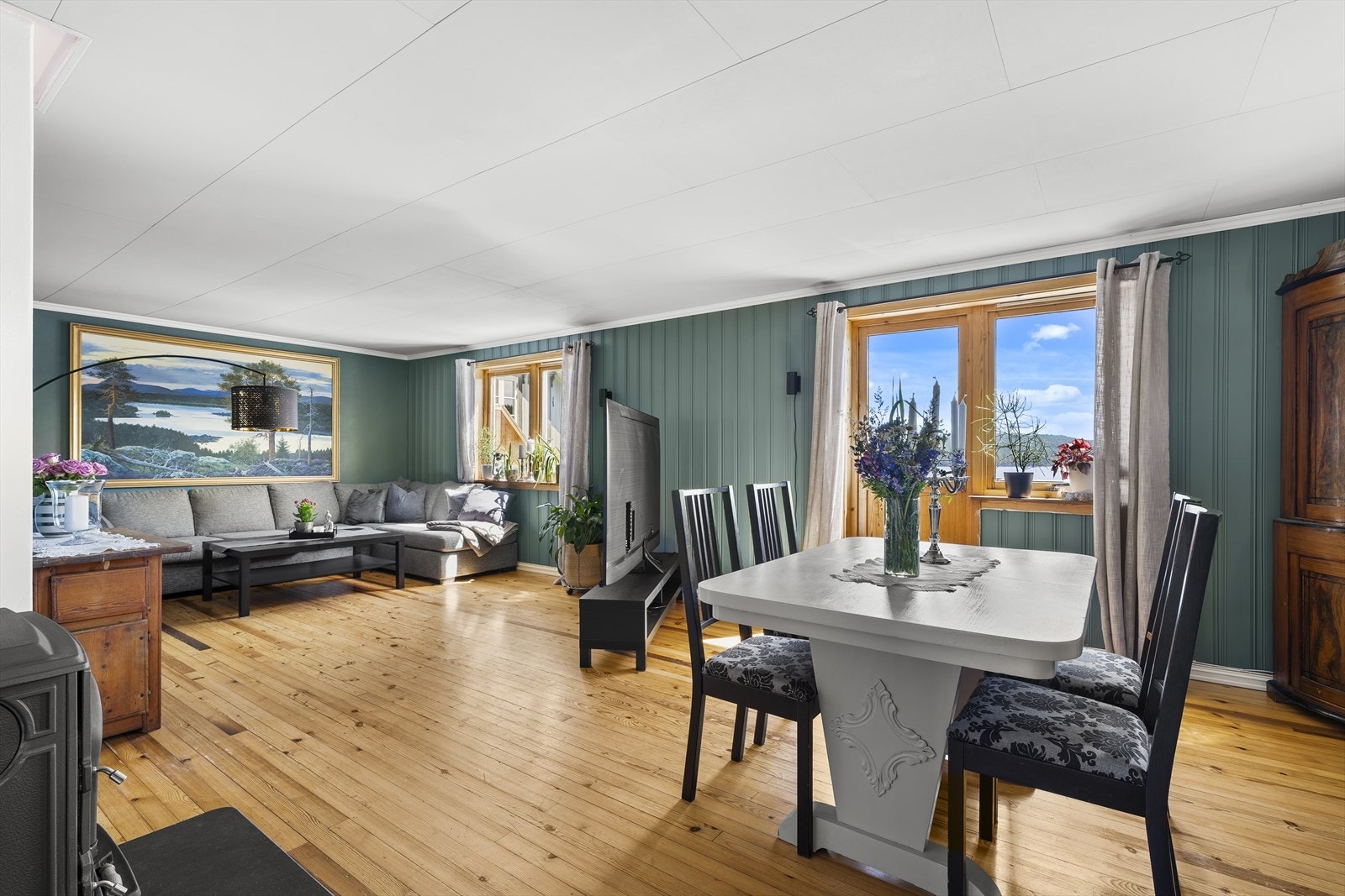 Fra stue er det utgang til sørøst vendt veranda med sol hele dagen og flott utsikt. Galleribilde