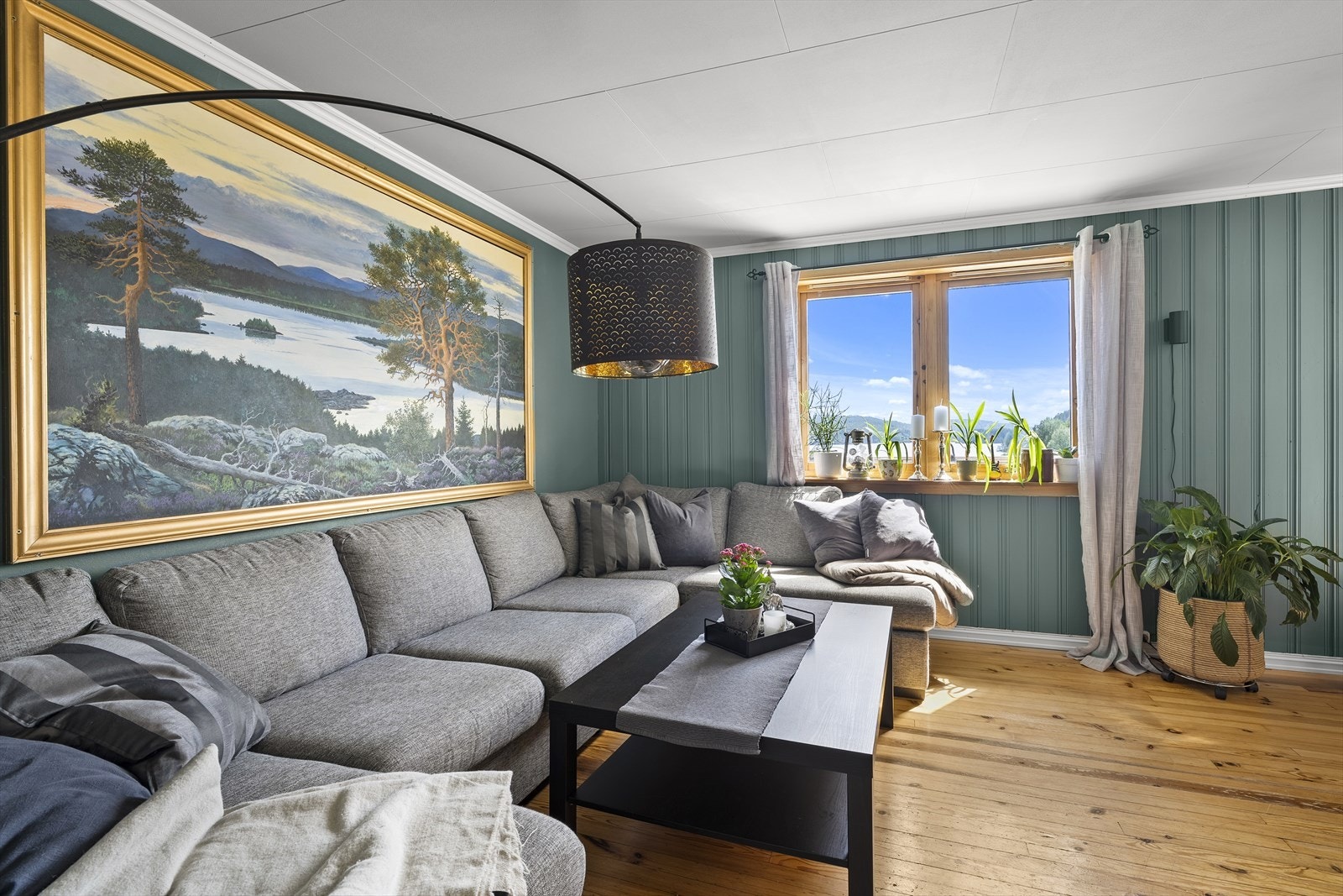 Hovedetasjen har stue med plass til både sofagruppe og spisebord. Galleribilde