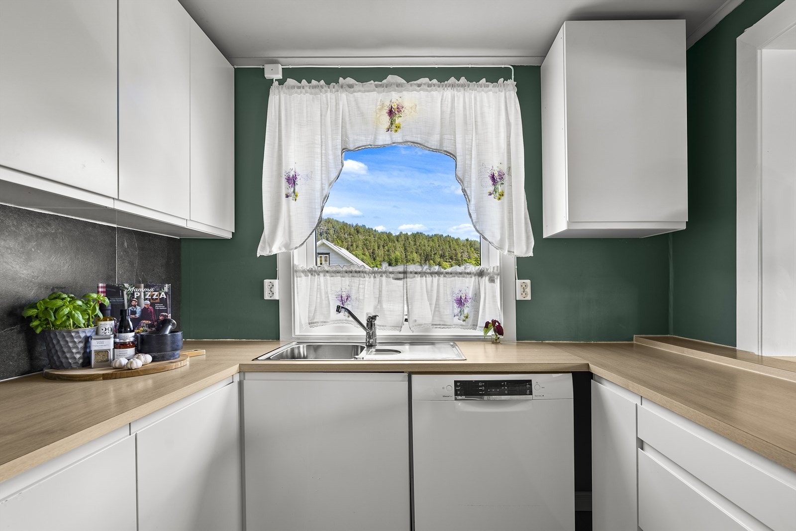 Fliser over kjøkkenbenk ved oppvaskkum. Galleribilde