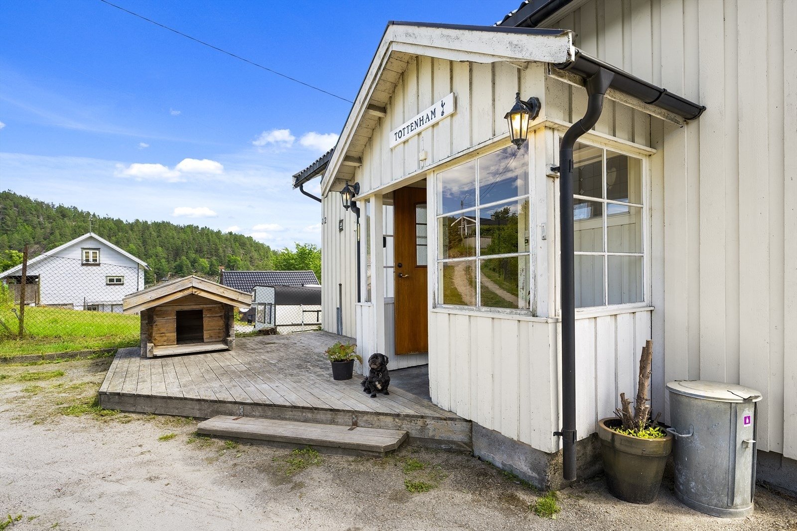 Hyggelig, overbygd inngangsparti. Galleribilde