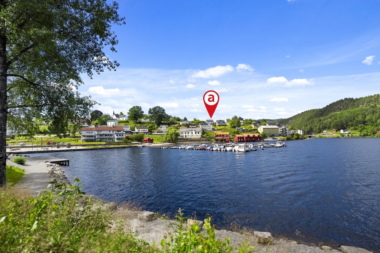 Badestrand og lekeplass i kortavstand fra eiendommen, ca. 200 meter. Galleribilde