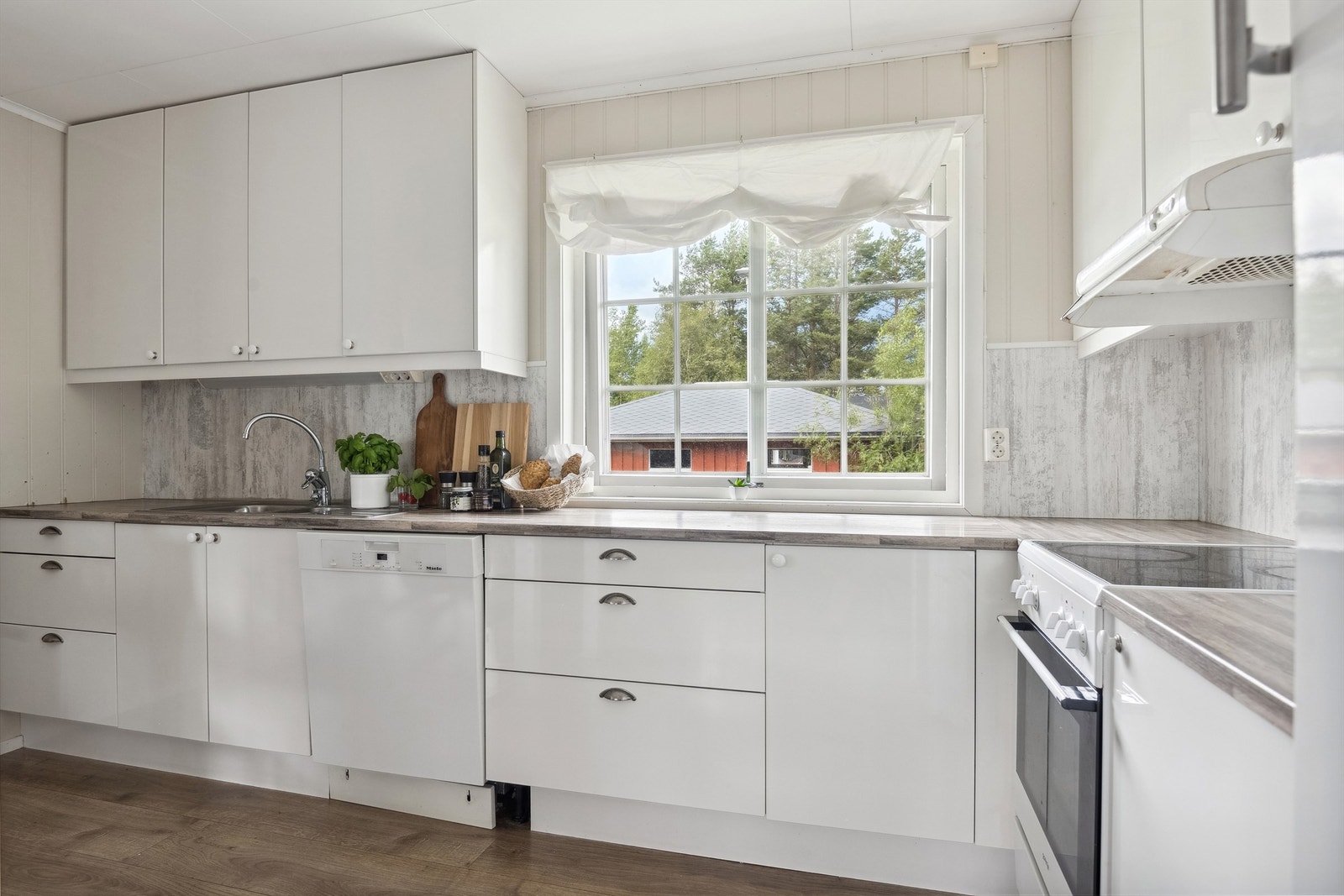 Rikelig med skap og benkeplass. Galleribilde