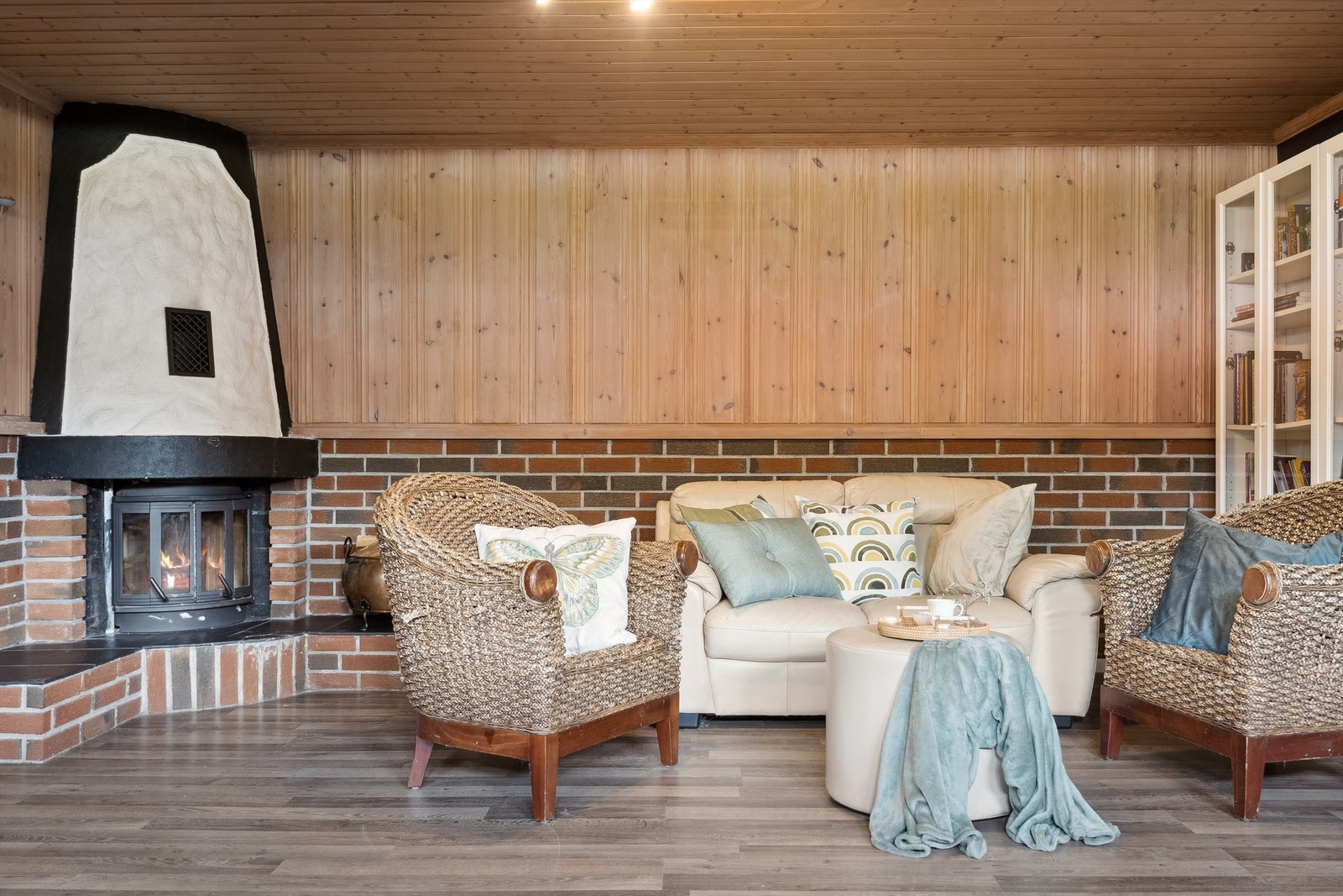 Oppvarming med hjørnepeis og panelovn Galleribilde