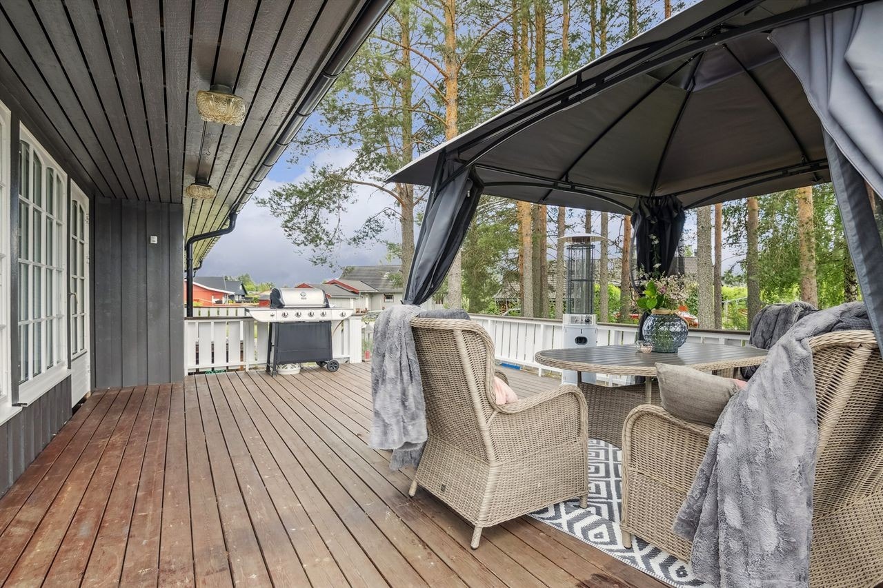 Stor veranda utenfor stue i 1. etasje Galleribilde