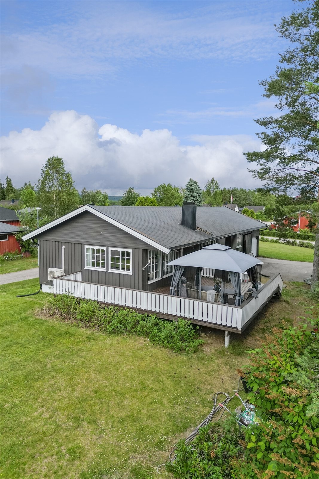 Ny taktekking, takrenner, nedløp og beslag samt ytterdør i 2013 Galleribilde