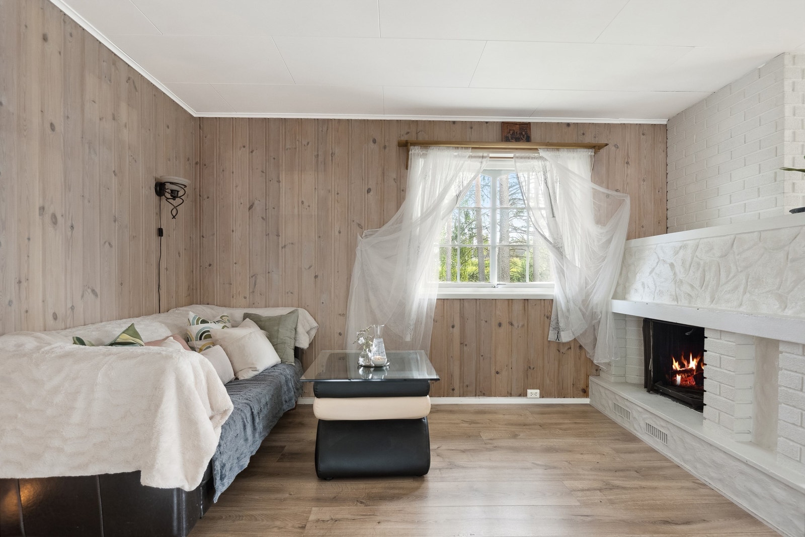 Stuen byr på gode møbleringsmuligheter for flere sittegrupper Galleribilde