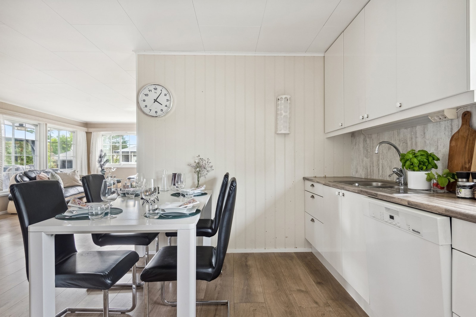 Kjøkken med spiseplass Galleribilde