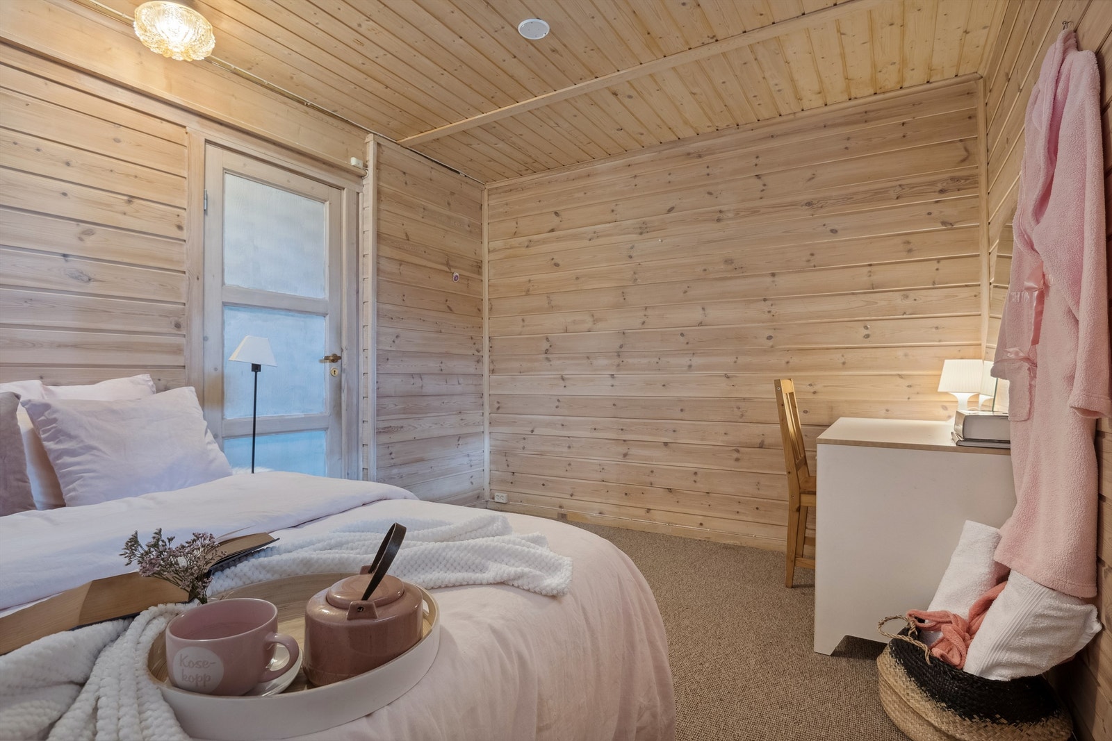 Soverom 1 - Det er både innvendig og utvendig adkomst til kjelleren Galleribilde