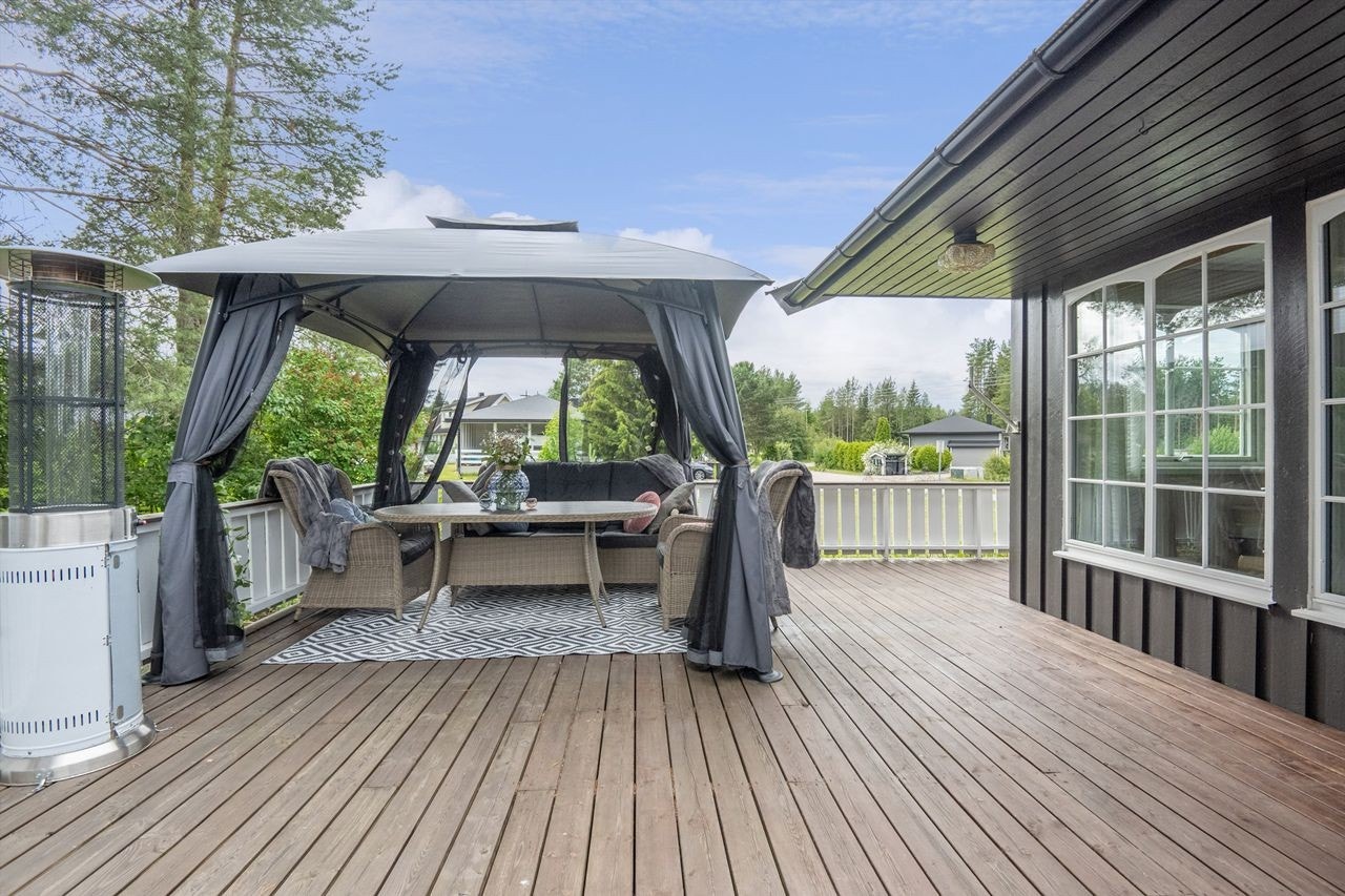 En romslig uteplass med plass for å samle mange venner Galleribilde