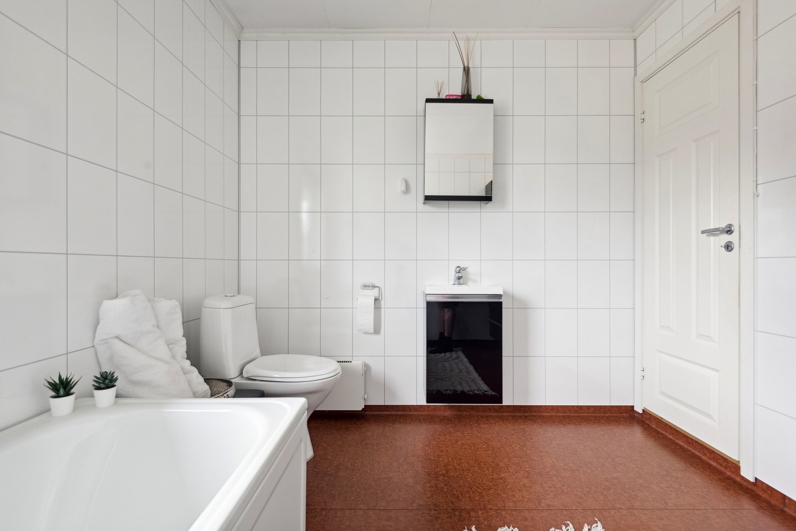 Egen servant med speilskap ved toalettet - Gulvbelegg fra byggeår Galleribilde