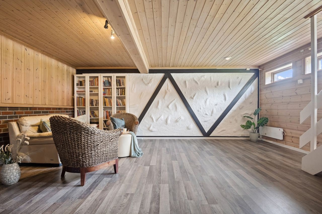 Deler av kjeller er innredet til beboelsesrom med kjellerstue og 2 soverom etter byggeåret. Mangelfulle lysforhold i rom for å oppfylle krav til varig opphold, ifølge kommunen er det ikke søkt ombruksendring. Galleribilde