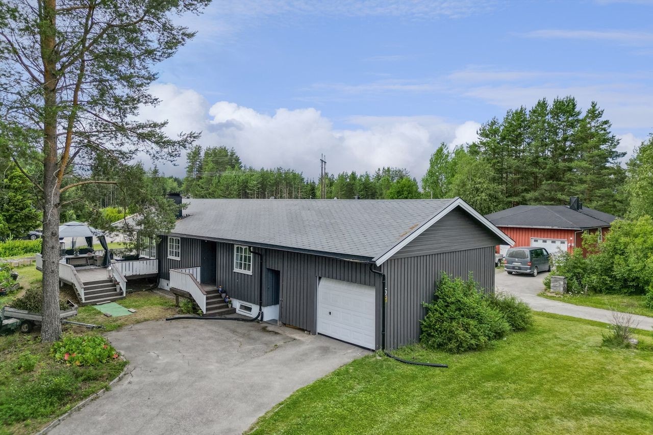 Innholdsrik enebolig oppført i 1981, med utvendige og innvendige endringer etter byggeår. Galleribilde