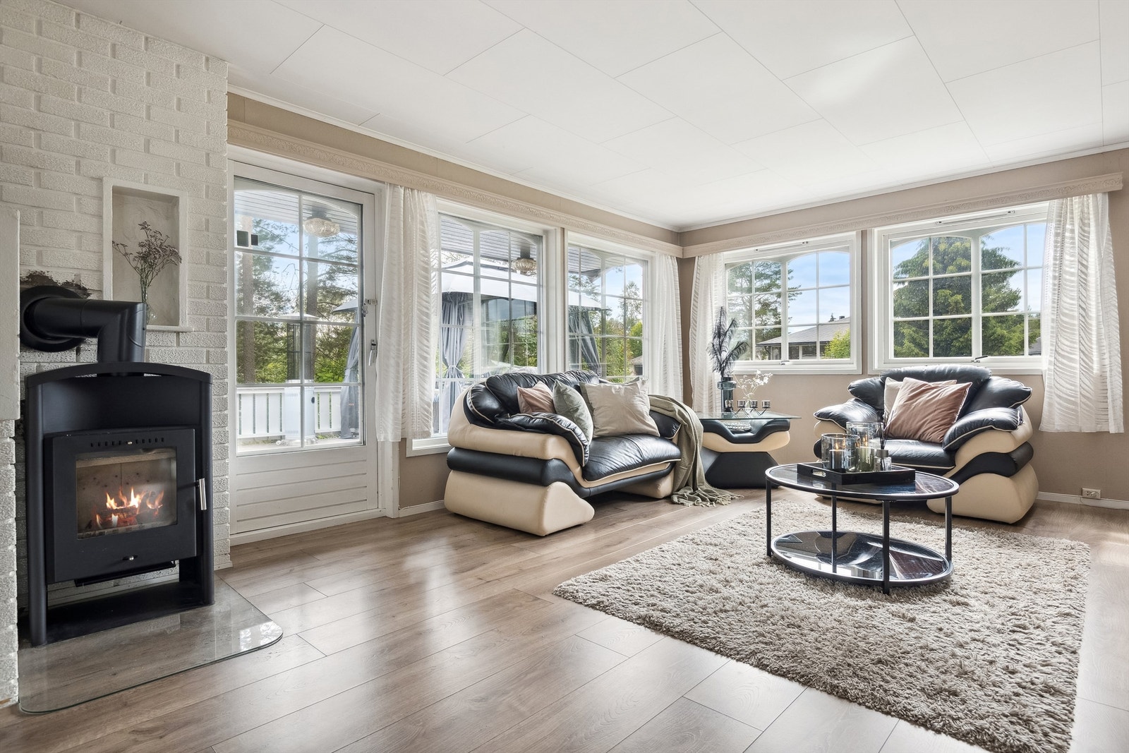 Lyst og trivelig - To ildsteder i 1. etasje. Ny peisovn i 2021 Galleribilde