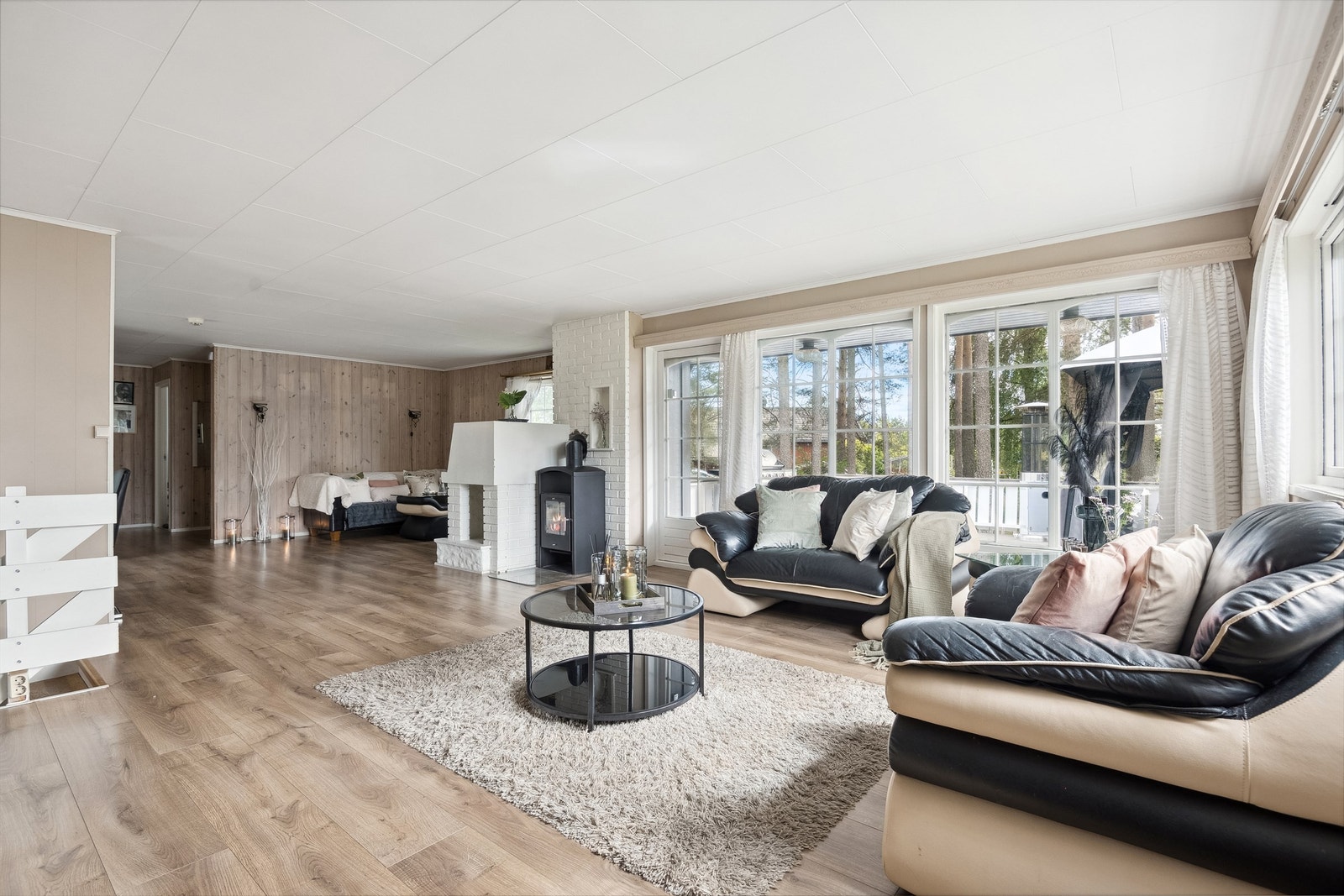 Meget stor stue med raus vindusrekke Galleribilde