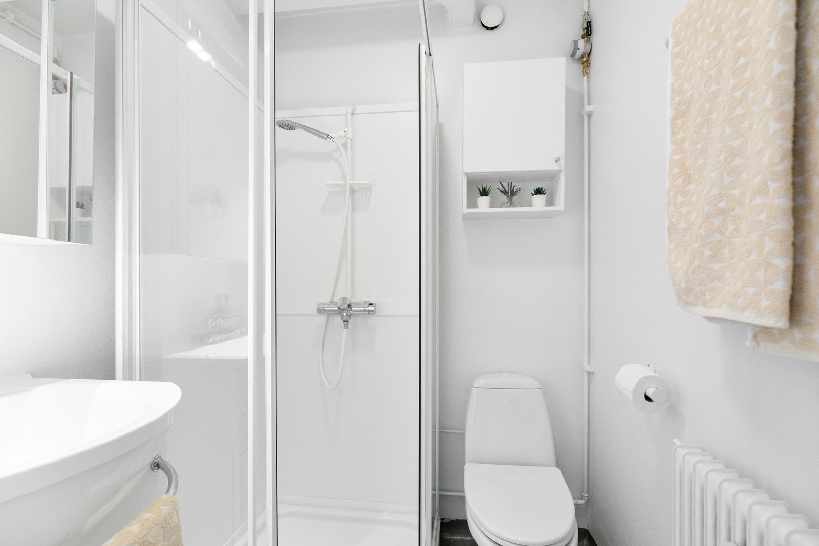Badet er både praktisk, lyst, varmt og innbydende. Galleribilde