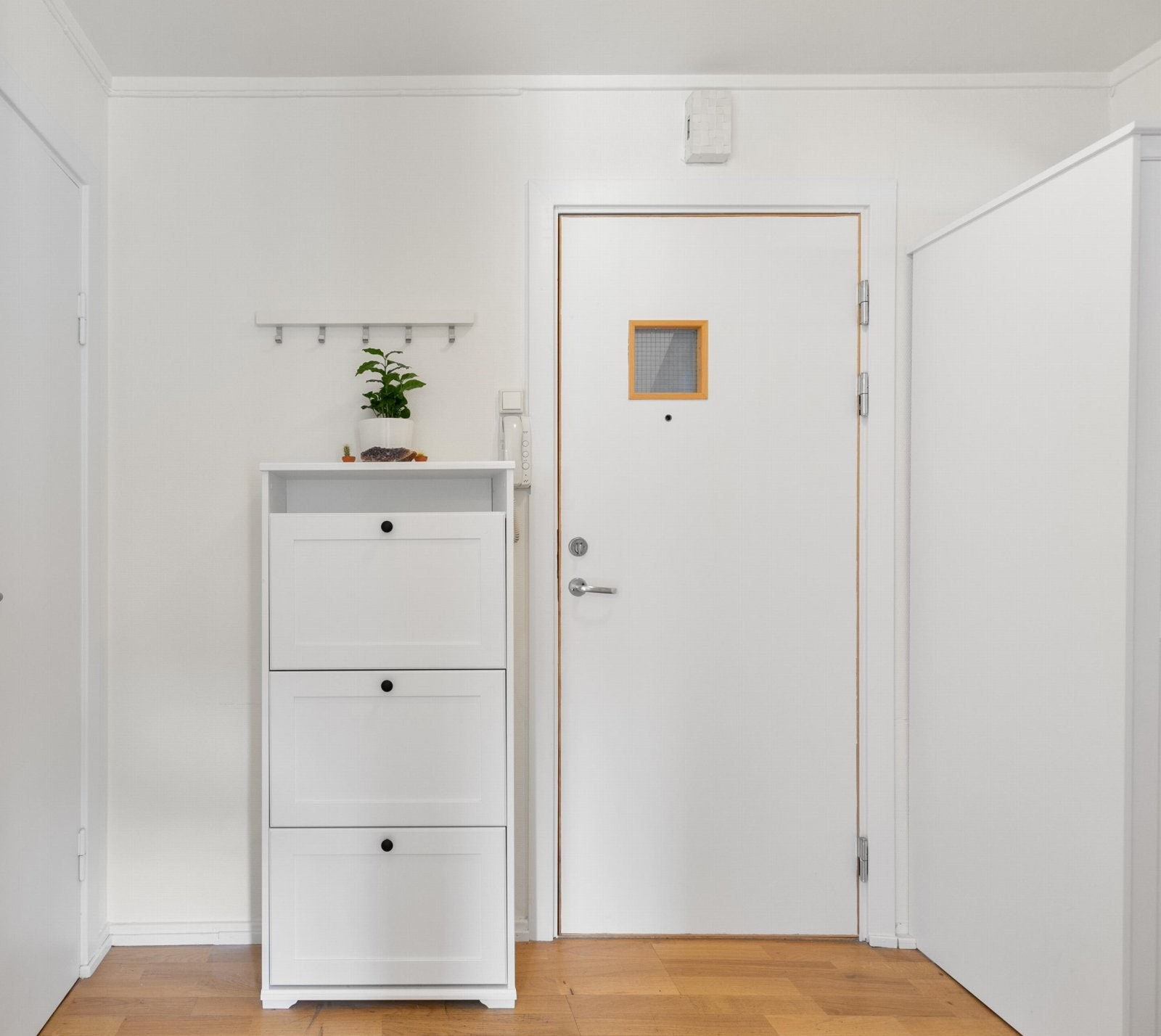 Lys og trivelig entré med oppbevaringsplass i garderobeskap. Galleribilde
