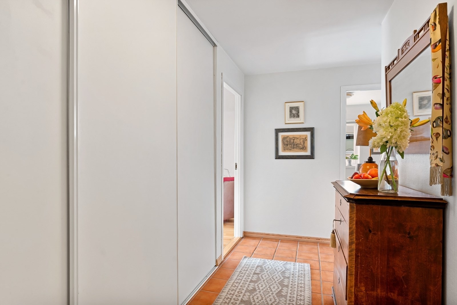Her har man rikelig med plass til å henge av seg ytteklær og sko, samt gode muligheter for oppbevaring i skyvedørsgarderobe Galleribilde