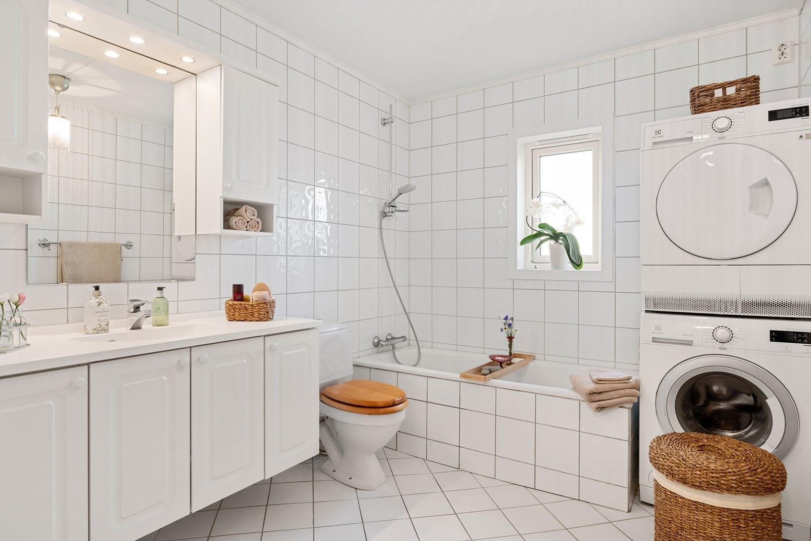 Delikat flislagt hovedbaderom med varmekabler i gulv, og opplegg samt plass til både vaskemaskin/tørketrommel Galleribilde