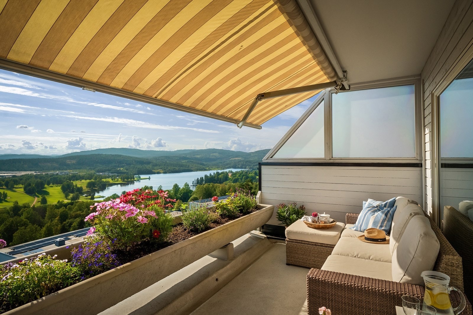 Lys og innbydende endeleilighet, med fantastisk utsikt og solrik terrasse - Garasjeplass - Trappefritt - 2 bad Galleribilde