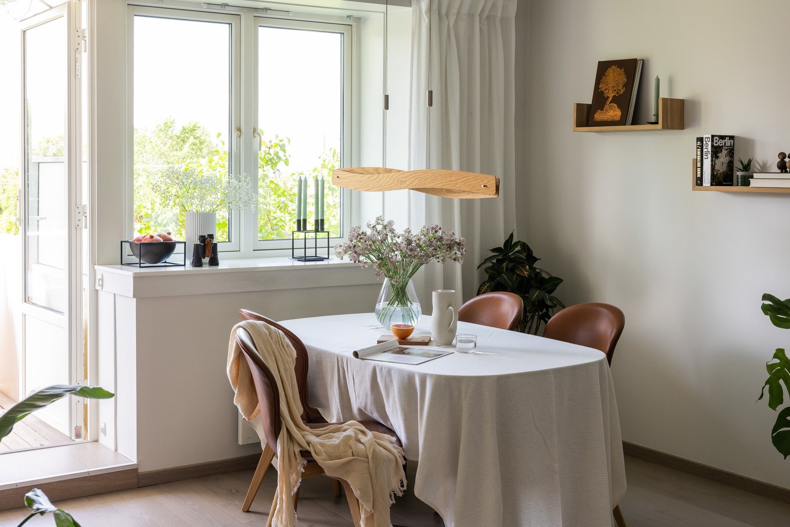 God plass til å innrede spisestue med langbord og rikelig med oppbevaringsmuligheter. Galleribilde